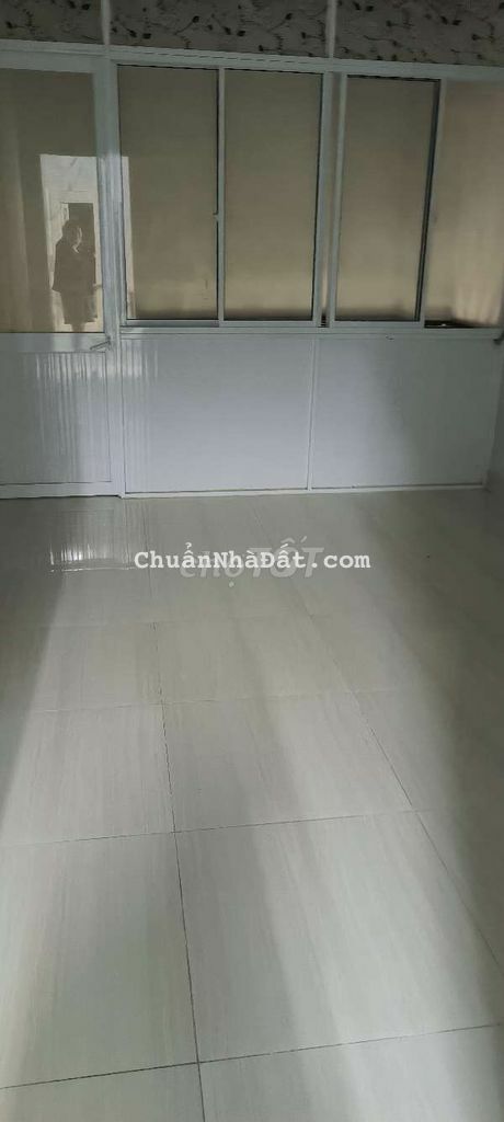 Nhà cho thuê 2 phòng ngay lạc Long Quân giá 7tr