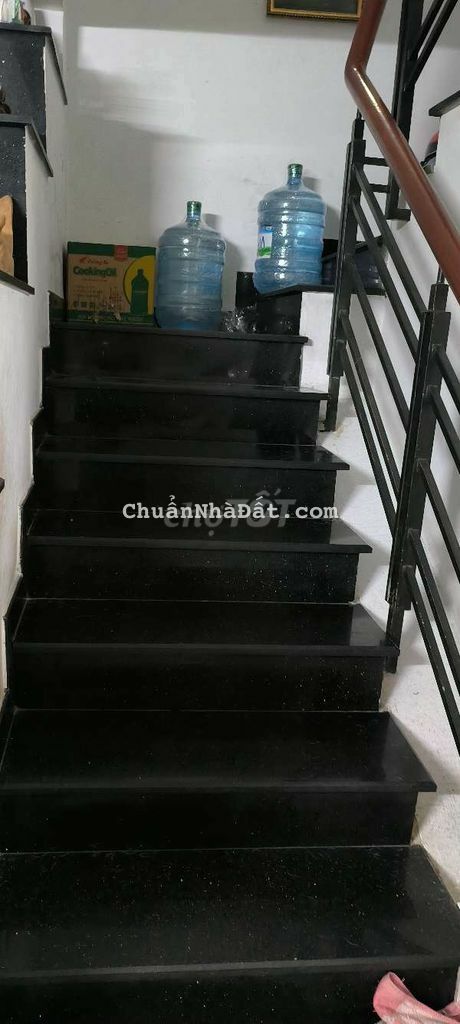 Nhà cho thuê nguyên căn đường  lạc Long Quân giá 9tr