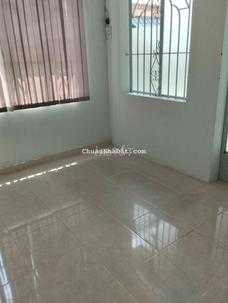 Nhà hxh đối diện trường sóc nâu