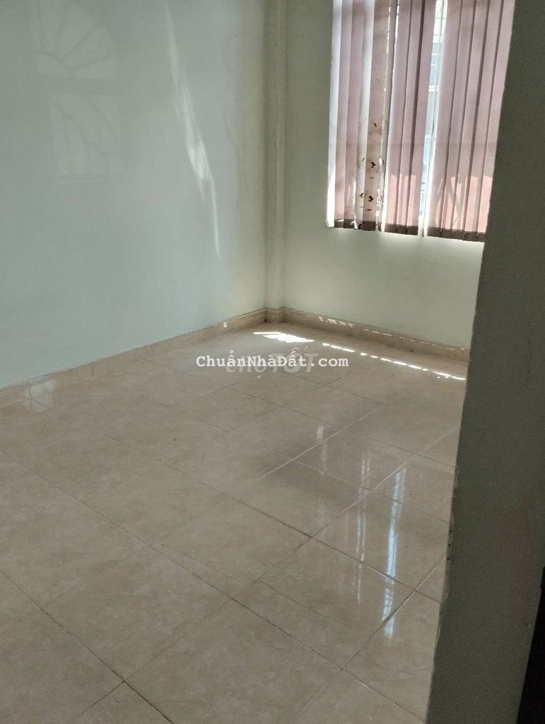 Nhà hxh đối diện trường sóc nâu