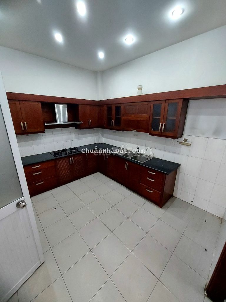 Cho Thuê Nhà Dt 5 x 15m 1 trệt 2 lầu sân thượng 4pn.