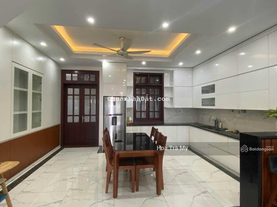 Cho thuê LK Xuân La - Lạc Long Quân, cách Lotte 1km, 140m2x5 tầng, gara để 2 ô tô 7 chỗ, 35tr/th