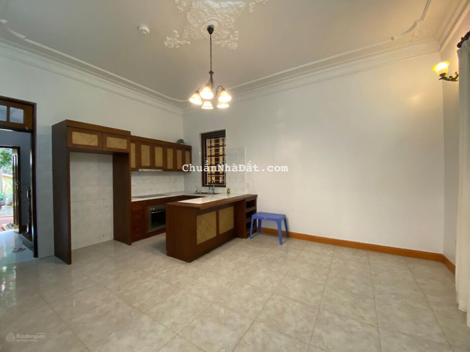 Cho thuê biệt thự 3 tầng diện tích 300m2 mặt tiền 15m khu phố Tô Ngọc Vân, Quảng An, Tây Hồ, Hà Nội