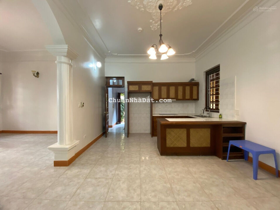 Cho thuê biệt thự 3 tầng diện tích 300m2 mặt tiền 15m khu phố Tô Ngọc Vân, Quảng An, Tây Hồ, Hà Nội