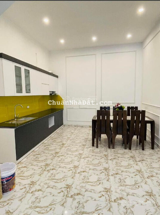 Cho thuê siêu phẩm phố Chùa Láng. 60m2 x 4T, sàn gỗ nhà mới. Ô tô đỗ cửa. Vị trí trung tâm. 25tr/th