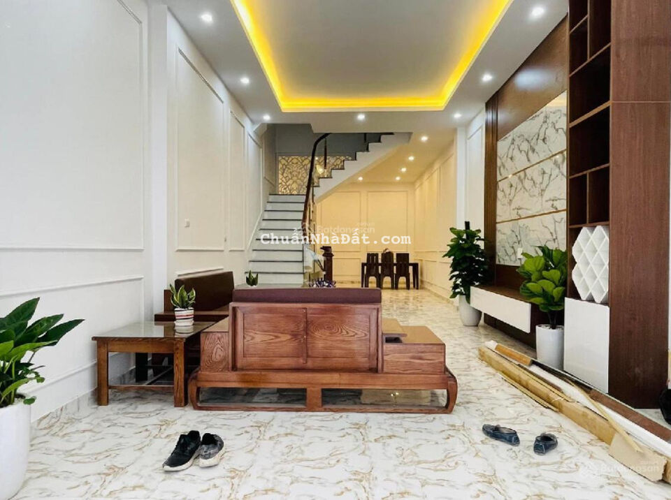 Cho thuê siêu phẩm phố Chùa Láng. 60m2 x 4T, sàn gỗ nhà mới. Ô tô đỗ cửa. Vị trí trung tâm. 25tr/th