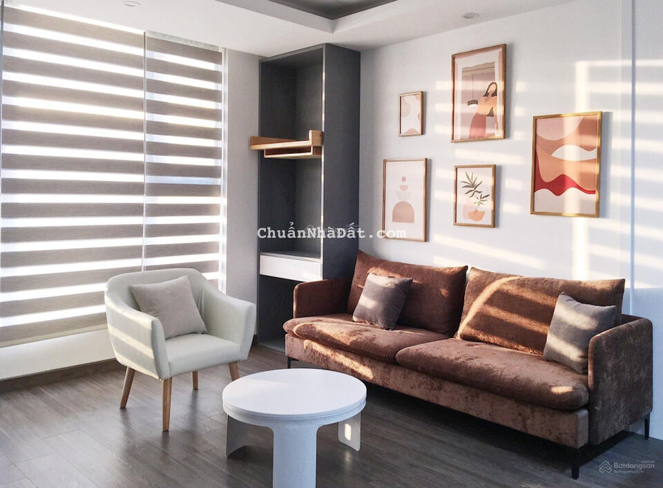 Nhà riêng Chùa Láng, nhà đẹp, trần cao, đủ đồ, có thang máy 65m2x3T MT4m5 21tr/th. LH: 0339030398