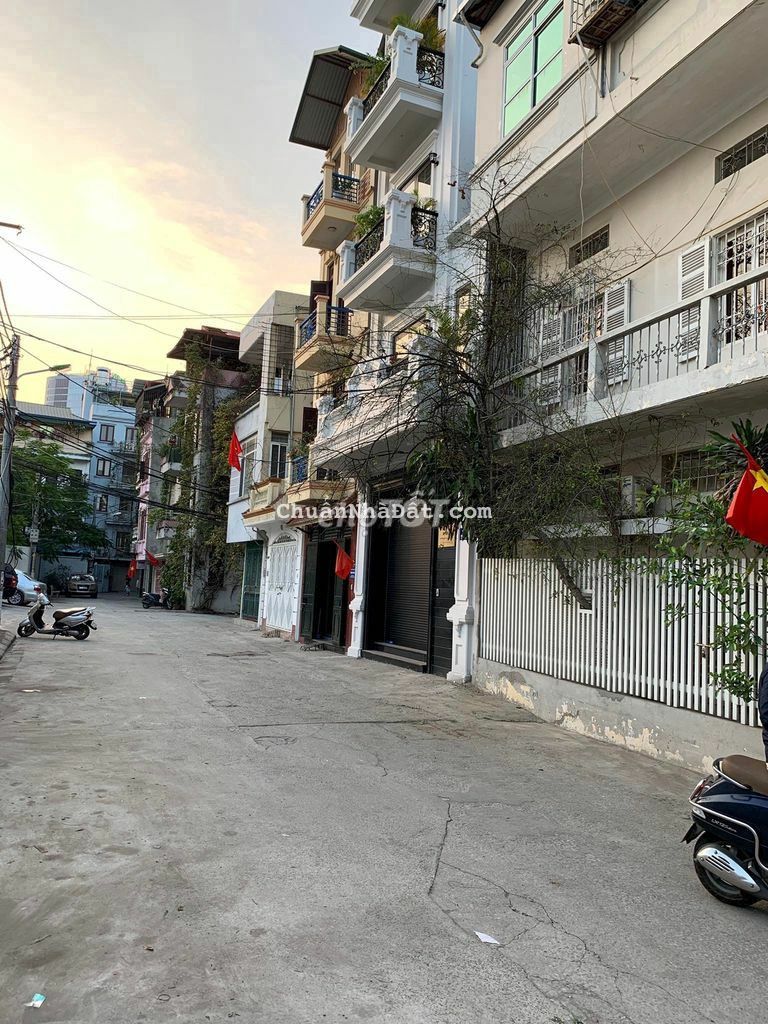 Cho thuê nhà riêng phố Đặng Tiến Đông, diện tích 75 m2 x 3 tầng, 4pn