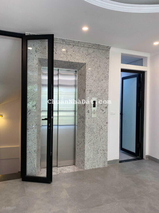 Cho thuê nhà Thái Hà 80m2x5 tầng căn góc, ô tô đỗ cửa, 20 - 30 xe máy, hợp văn phòng, lớp học, 18tr