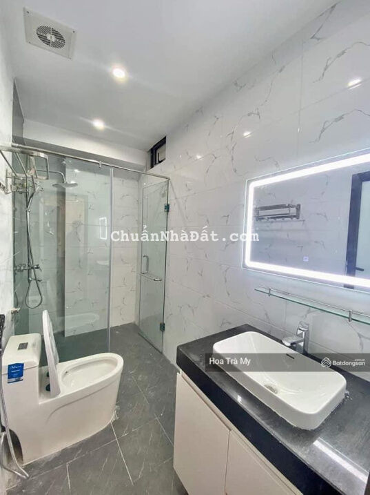 Cho thuê nhà Hoàng Cầu 80m2x5 tầng, có gara ô tô, tk hiện đại, phân lô yên tĩnh, 18tr/th