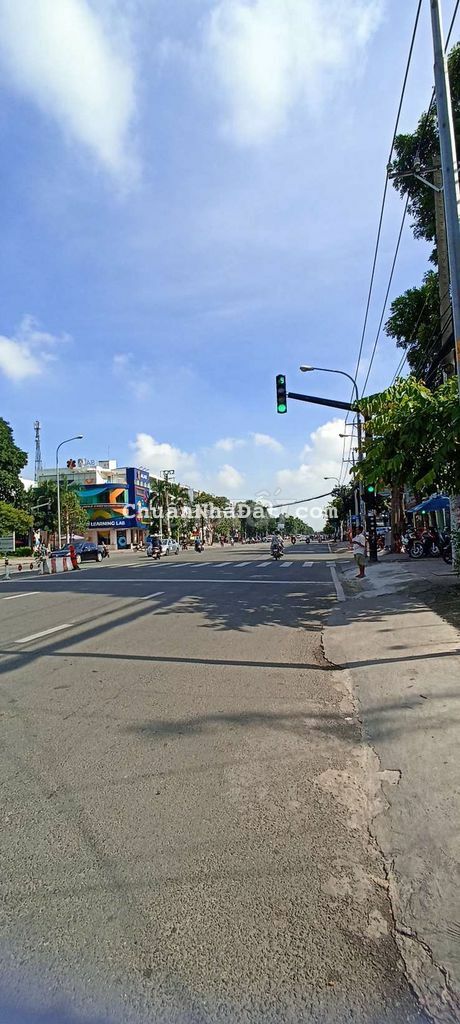 Nhà nát 9*20m trống suốt mặt tiền đường tên lửa ngay đèn xanh đỏ