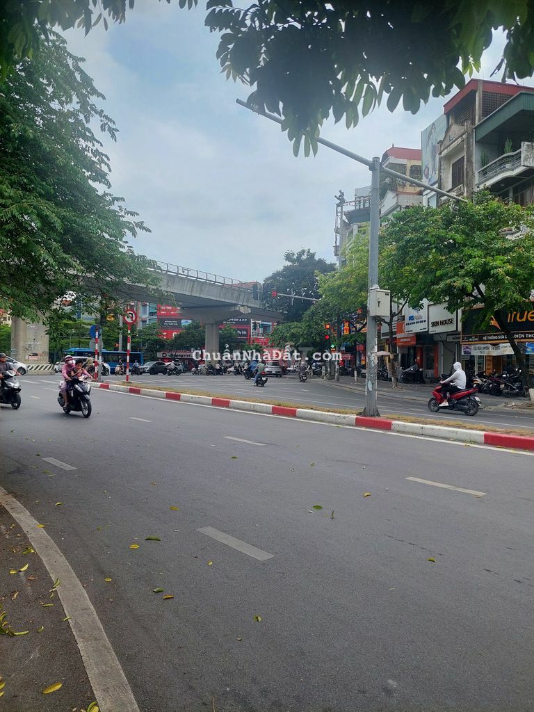 Cho thuê nhà DTSD 360 m2 4 tầng, VỊ TRÍ ĐẮC ĐỊA, KD CỰC TỐT 35 tr/ th