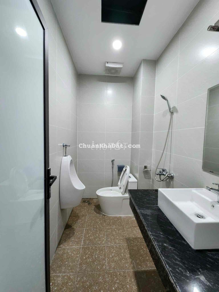 Cho thuê nhà ngõ 234 Hoàng Quốc Việt làm vp cty, nhà mới có thang máy.