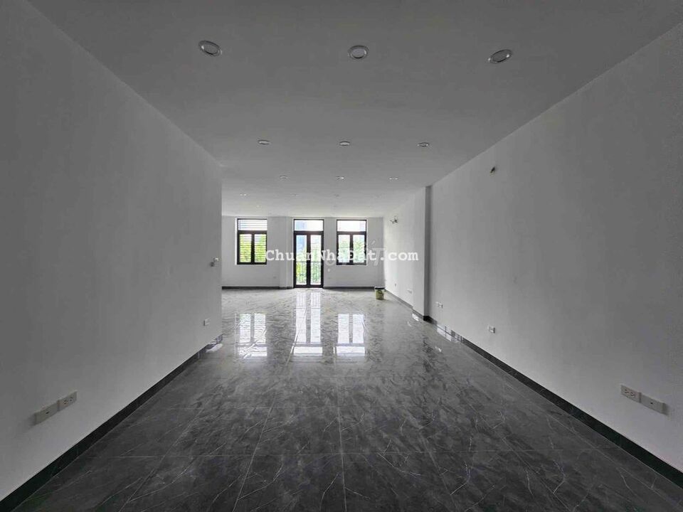 Cho thuê nhà ngõ 234 Hoàng Quốc Việt làm vp cty, nhà mới có thang máy.