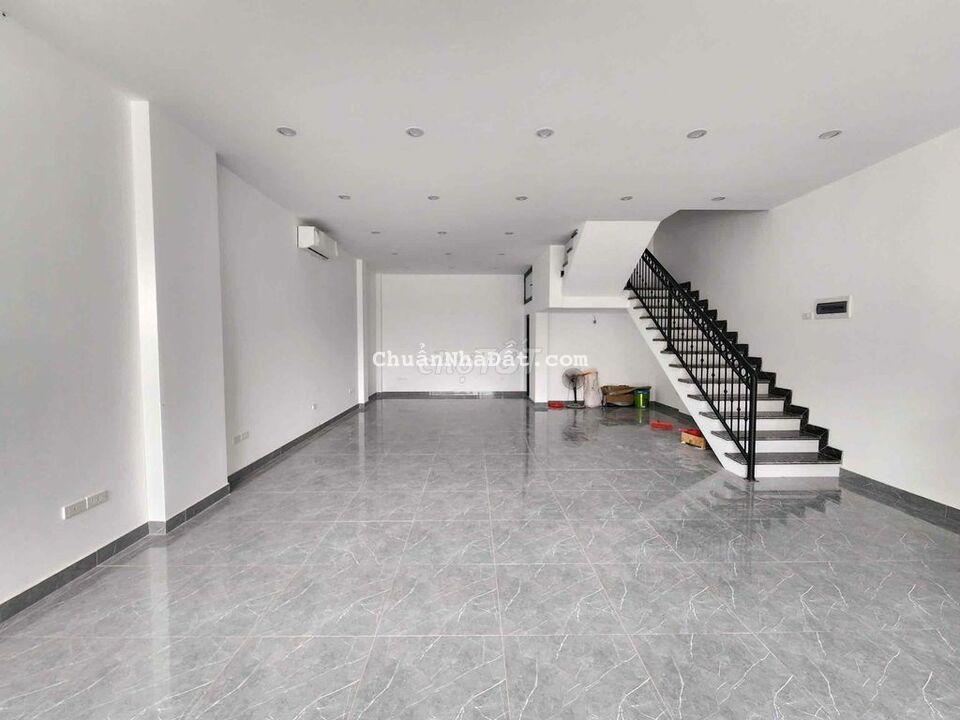 Cho thuê nhà ngõ 234 Hoàng Quốc Việt làm vp cty, nhà mới có thang máy.