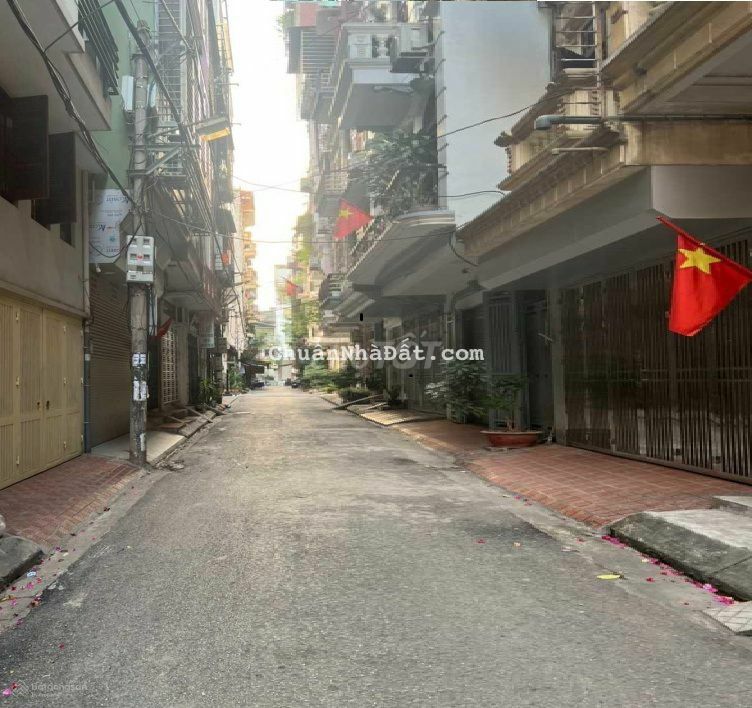 Nhà cho thuê ngõ 158 Nguyễn Khánh Toàn, dt 68m2 x 4T, mt 5m, đường 7m