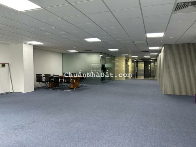 Cho thuê văn phòng VIP ở Hai bà trưng 136m2 thiết kế thông sàn làm trụ sở công ty