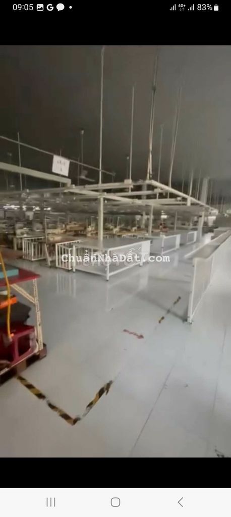 Cho thuê xưởng 2000m hóc môn .có bàn ghế chuyền may .dàn đèn .bàn cắt