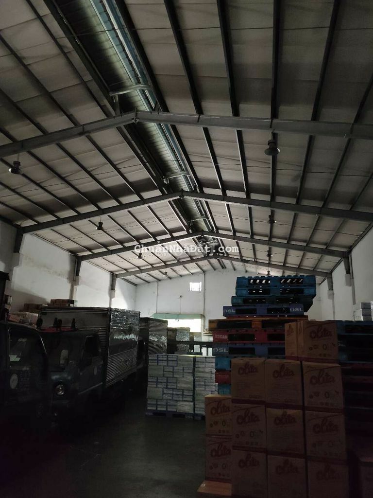 Cho thuê kho xưởng 750m cao 10m đẹp mặt tiền