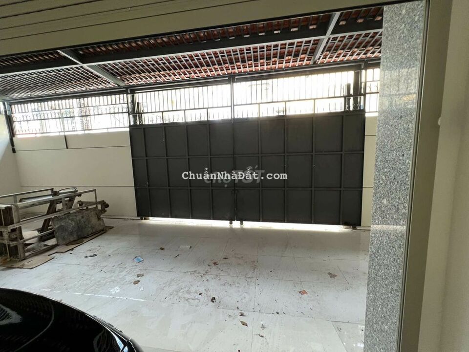 Tòa nhà 8x26 1 lửng 4 lầu mới tinh có thang máy