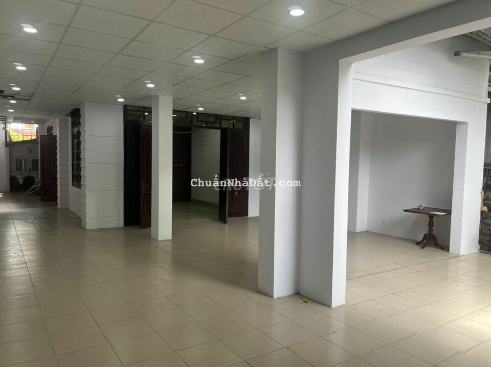 Mặt bằng riêng 8x20m trống suốt có 2wc mặt tiền 793 Kiều Đàm Q7