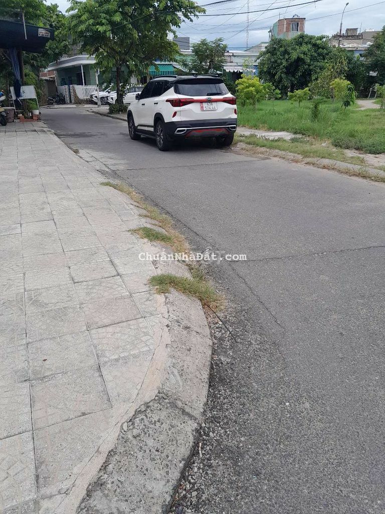 Tòa văn phòng 5 tầng thang máy