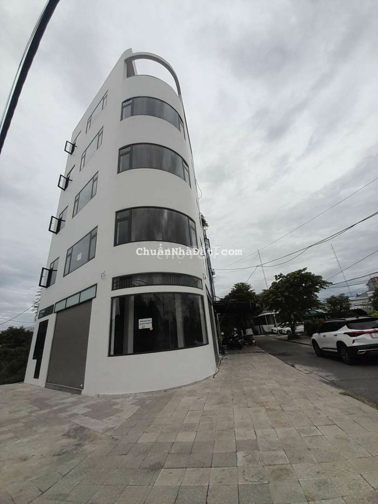 Tòa văn phòng 5 tầng thang máy