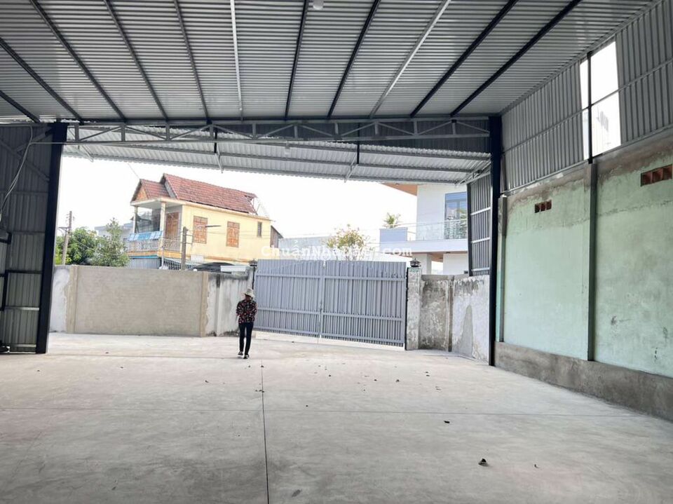 Cho thuê kho thuộc Phú Lợi, đường nhựa, có phòng riêng
