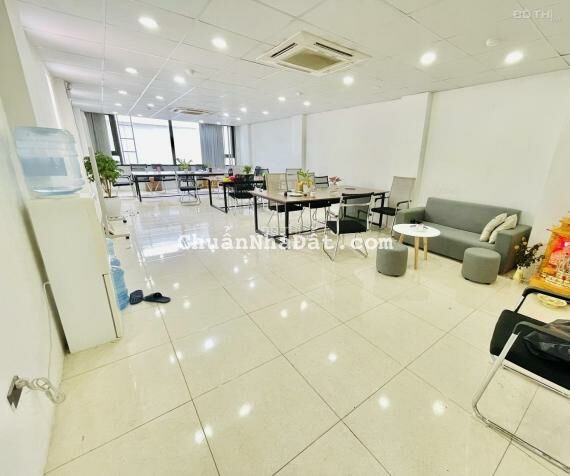 Cho thuê sàn văn phòng mới 103m2 thông sàn, view phố lạc long quân