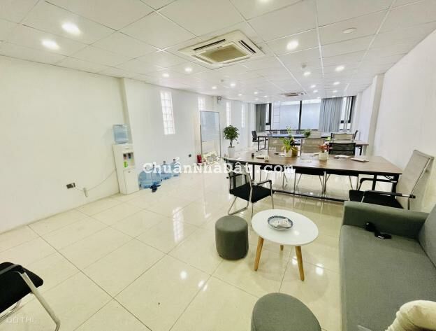Cho thuê sàn văn phòng mới 103m2 thông sàn, view phố lạc long quân